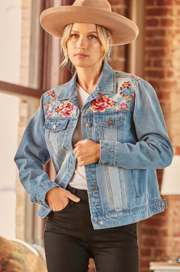 Jaket denim dengan aksen bordir